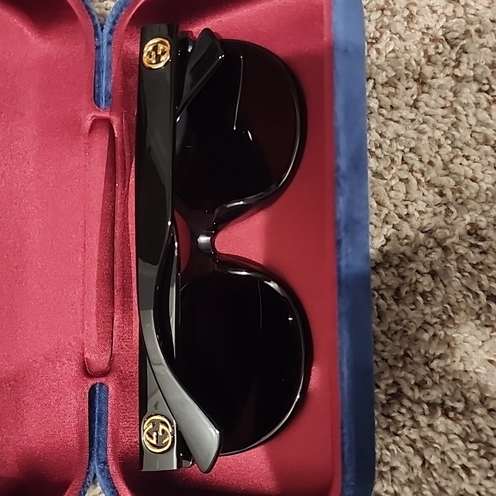 Gucci Sunglass with case - Picture 2 of 5